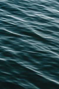 Превью обои водная гладь, рябь, волны, вода, темный