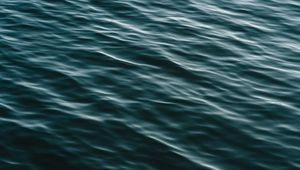 Превью обои водная гладь, рябь, волны, вода, темный