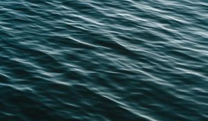 Превью обои водная гладь, рябь, волны, вода, темный