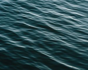 Превью обои водная гладь, рябь, волны, вода, темный