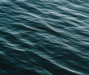 Превью обои водная гладь, рябь, волны, вода, темный