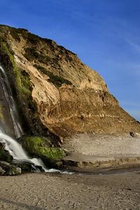 Превью обои водопад, берег, скала, пейзаж, небо, мох, песок