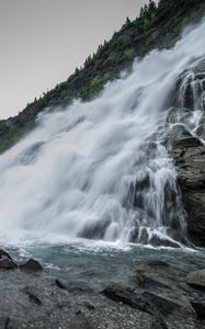 Превью обои водопад, брызги, камни, горы, облака