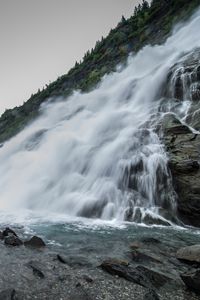 Превью обои водопад, брызги, камни, горы, облака