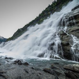 Превью обои водопад, брызги, камни, горы, облака