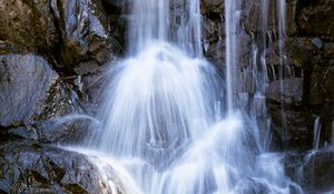 Превью обои водопад, брызги, камни, мокрый