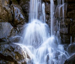 Превью обои водопад, брызги, камни, мокрый