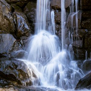 Превью обои водопад, брызги, камни, мокрый