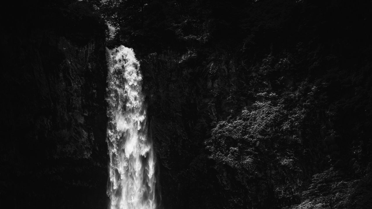 Обои водопад, брызги, скала, черно-белый