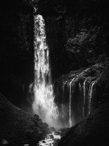 Превью обои водопад, брызги, скала, черно-белый