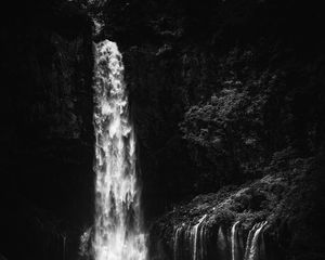 Превью обои водопад, брызги, скала, черно-белый