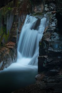 Превью обои водопад, брызги, скалы, течение