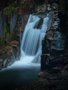 Превью обои водопад, брызги, скалы, течение