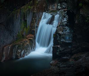 Превью обои водопад, брызги, скалы, течение