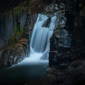 Превью обои водопад, брызги, скалы, течение