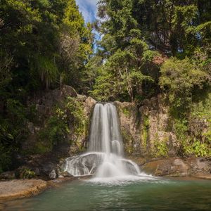 Превью обои водопад, брызги, скалы, деревья