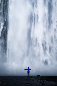 Превью обои водопад, человек, силуэт, обрыв, вода