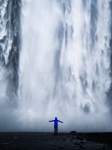 Превью обои водопад, человек, силуэт, обрыв, вода