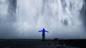 Превью обои водопад, человек, силуэт, обрыв, вода