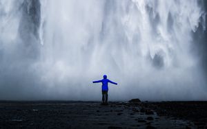 Превью обои водопад, человек, силуэт, обрыв, вода