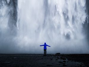 Превью обои водопад, человек, силуэт, обрыв, вода