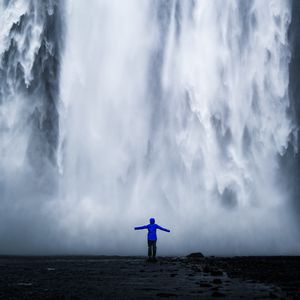 Превью обои водопад, человек, силуэт, обрыв, вода