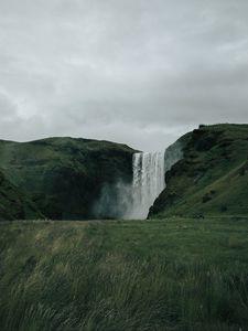 Превью обои водопад, холмы, пейзаж, трава, зелень