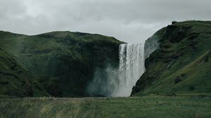 Превью обои водопад, холмы, пейзаж, трава, зелень