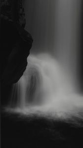 Превью обои водопад, камень, вода, черно-белый, темный
