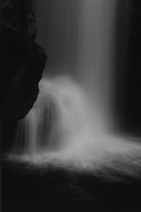 Превью обои водопад, камень, вода, черно-белый, темный