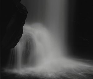 Превью обои водопад, камень, вода, черно-белый, темный