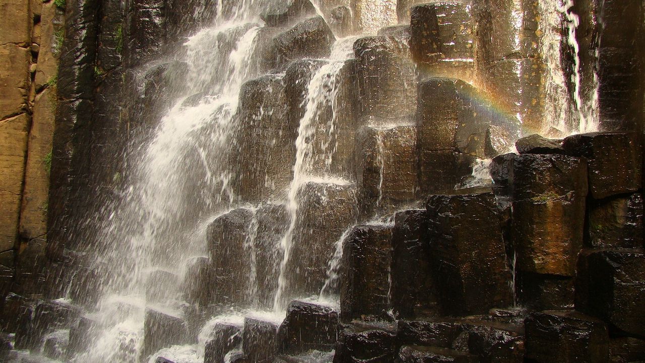 Обои водопад, камни, брызги, радуга, скалы, шум, журчание