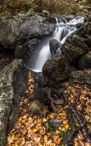 Превью обои водопад, камни, листья, осень