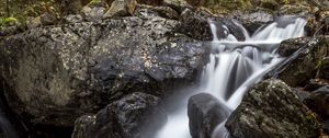 Превью обои водопад, камни, листья, осень