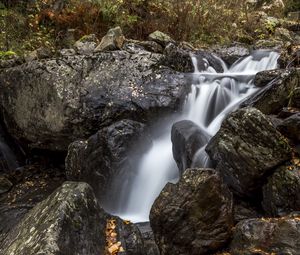 Превью обои водопад, камни, листья, осень