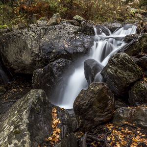 Превью обои водопад, камни, листья, осень