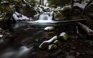 Превью обои водопад, камни, мох, снег, заснеженный