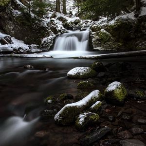 Превью обои водопад, камни, мох, снег, заснеженный