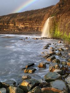 Превью обои водопад, камни, море, скалы, радуга, природа