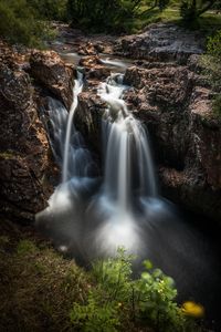 Превью обои водопад, камни, обрыв, течение, трава