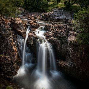 Превью обои водопад, камни, обрыв, течение, трава