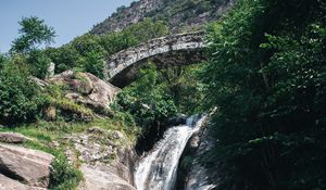 Превью обои водопад, камни, озеро, блики, мост