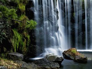 Превью обои водопад, камни, растительность, мох, струи, стена