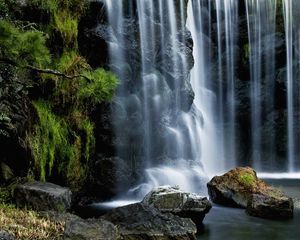 Превью обои водопад, камни, растительность, мох, струи, стена