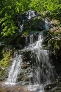 Превью обои водопад, камни, скала, мох, мокрый