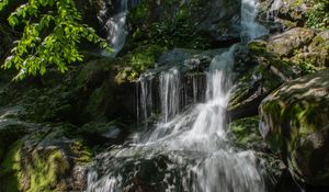 Превью обои водопад, камни, скала, мох, мокрый