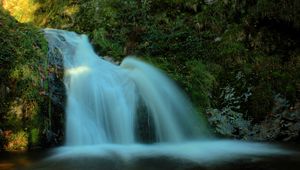 Превью обои водопад, камни, зелень, тень