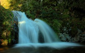 Превью обои водопад, камни, зелень, тень