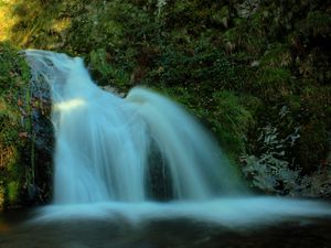 Превью обои водопад, камни, зелень, тень