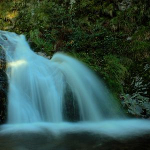 Превью обои водопад, камни, зелень, тень